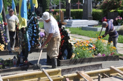 У Чернівцях на Центральному кладовищі готують до відкриття Алею Слави (ФОТО)