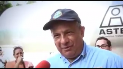 Президент Коста-Рики проковтнув осу під час інтерв’ю