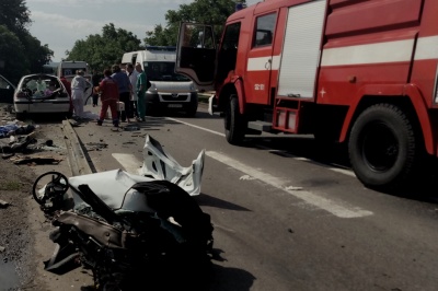 ДТП у Мамаївцях: рятувальникам довелося розрізати авто, щоб витягнути тіло загиблого (ВІДЕО)