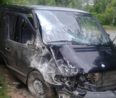 У Чернівецькій області мікроавтобус врізався у бетонну огорожу - у водія незначні ушкодження
