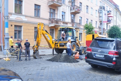 У центрі Чернівців газівники розрили вулицю Головну: рух ускладнений (ФОТО)