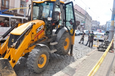 У центрі Чернівців газівники розрили вулицю Головну: рух ускладнений (ФОТО)