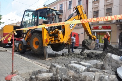 У центрі Чернівців газівники розрили вулицю Головну: рух ускладнений (ФОТО)