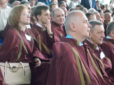 У Чернівцях випускникам медуніверситету вручили дипломи (ФОТО)