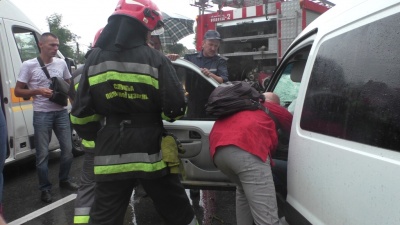 Рятувальникам довелося визволяти водія після ДТП у Чернівцях (ФОТО, ВІДЕО)