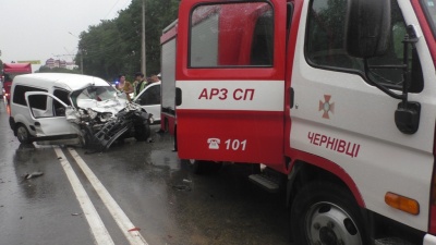 Рятувальникам довелося визволяти водія після ДТП у Чернівцях (ФОТО, ВІДЕО)