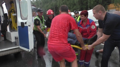 Рятувальникам довелося визволяти водія після ДТП у Чернівцях (ФОТО, ВІДЕО)