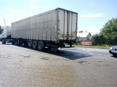 ДТП на Буковині: вантажівка вдарила легковика, який занесло на ринок