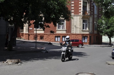 Вулицю Хмельницького у Чернівцях поки нікому ремонтувати (ФОТО)