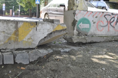 Вулицю Хмельницького у Чернівцях поки нікому ремонтувати (ФОТО)