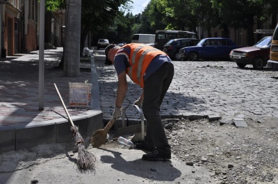 Вулицю Хмельницького у Чернівцях поки нікому ремонтувати (ФОТО)