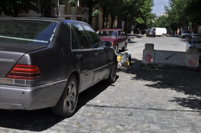 Вулицю Хмельницького у Чернівцях поки нікому ремонтувати (ФОТО)