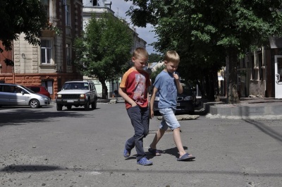 Вулицю Хмельницького у Чернівцях поки нікому ремонтувати (ФОТО)