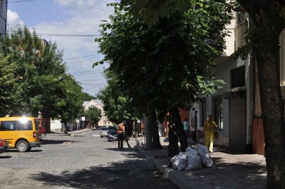 Вулицю Хмельницького у Чернівцях поки нікому ремонтувати (ФОТО)