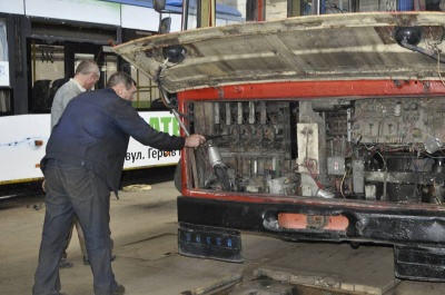 «Пенсіонери ремонтують «пенсіонерів»: працівники тролейбусного управління у Чернівцях про закупівлю вживаних тролейбусів