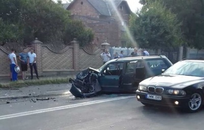 У Чернівецькій області Volkswagen на шаленій швидкості врізався у Mercedes S-класу