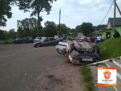 На Буковині автомобіль Audi перекинувся на дах при обгоні «Опеля»: жертв немає (ФОТО)