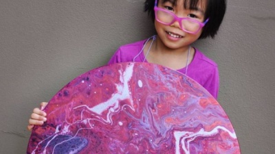5-річна дівчинка створює "космічні" картини та віддає гроші на благодійність (ФОТО)