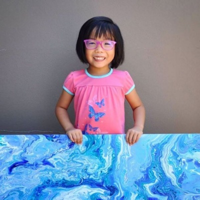 5-річна дівчинка створює "космічні" картини та віддає гроші на благодійність (ФОТО)
