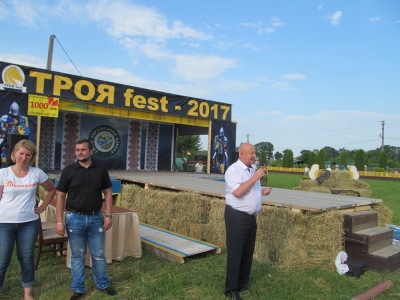 У Чернівецькій області на фестивалі до Дня молоді запускали повітряну кулю