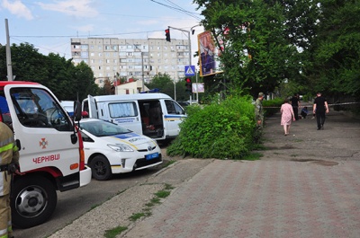 У Чернівцях жінка посеред тротуару загубила сумку - поліція шукала в ній вибухівку (ФОТО)