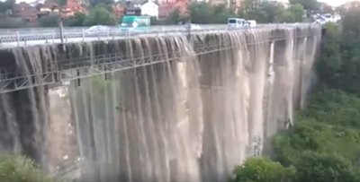 У Кам'янці-Подільському стихія перетворила міст на водоспад (ФОТО)