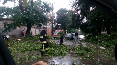 У Кам'янці-Подільському стихія перетворила міст на водоспад (ФОТО)