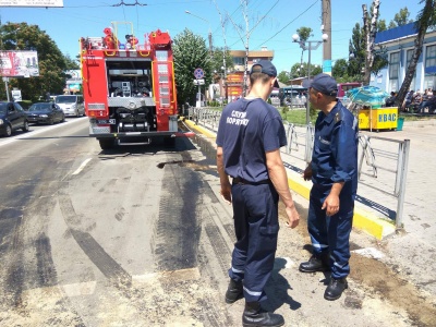 У Чернівцях біля автовокзалу з бака "фури" вилилось дизпальне - рятувальники змивають його водою (ФОТО)