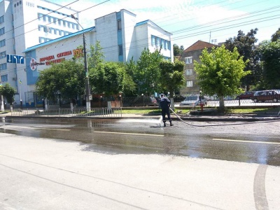 У Чернівцях біля автовокзалу з бака "фури" вилилось дизпальне - рятувальники змивають його водою (ФОТО)