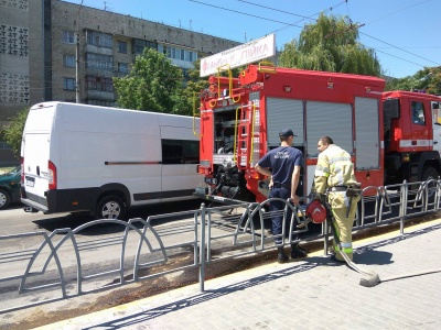 У Чернівцях біля автовокзалу з бака "фури" вилилось дизпальне - рятувальники змивають його водою (ФОТО)