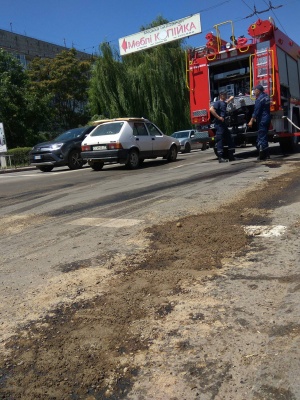 У Чернівцях біля автовокзалу з бака "фури" вилилось дизпальне - рятувальники змивають його водою (ФОТО)