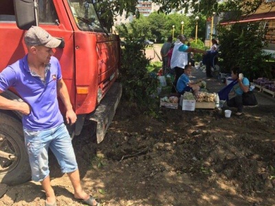 У Чернівцях стихійники влаштували торгівлю на місці будівництва Алеї небайдужості (ФОТО)