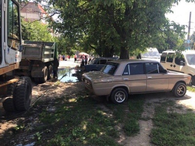 У Чернівцях стихійники влаштували торгівлю на місці будівництва Алеї небайдужості (ФОТО)