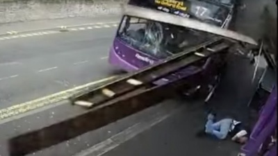 Автобус збив чоловіка, а той встав і спокійно пішов у бар: видовищне відео