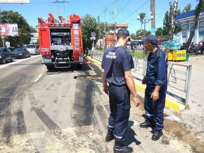 Рятувальники повідомили причину розлиття дизпального на вулиці Головній у Чернівцях