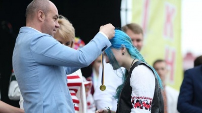 Блакитне волосся, вишиванка та золота медаль: мережу вразила незвична випускниця з Тернополя (ФОТО)