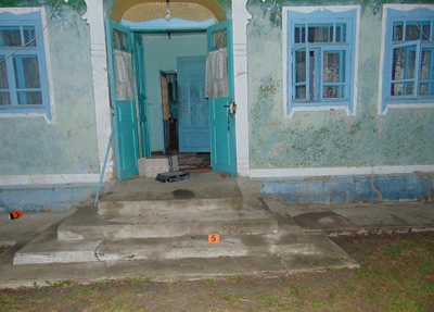 У Чернівецькій області поліція розшукує вбивцю 51-річного чоловіка: тіло загиблого пролежало в будинку кілька днів