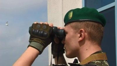 Буковинські прикордонники поблизу кордону знайшли залишену невідомими контрабанлу Буковинські прикордонники поблизу кордону знайшли залишену невідомими контрабанлу