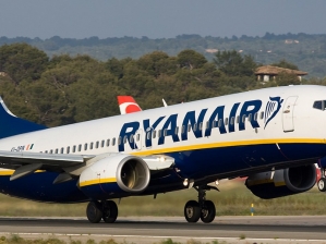 У Львові провели акцію "Зберегти Ryanair" У Львові провели акцію "Зберегти Ryanair"