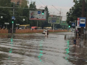 У Луцьку через потужну зливу зупинився громадський транспорт У Луцьку через потужну зливу зупинився громадський транспорт
