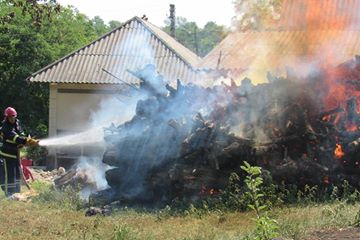 На Буковині блискавка підпалила будинок