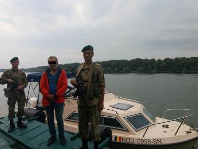На гирлі Дунаю прикордонники затримали румунський катер, який "заблукав" На гирлі Дунаю прикордонники затримали румунський катер, який "заблукав"