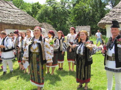 У Чернівцях на фестивалі справляли три весілля – українське, румунське та польське (ФОТО)