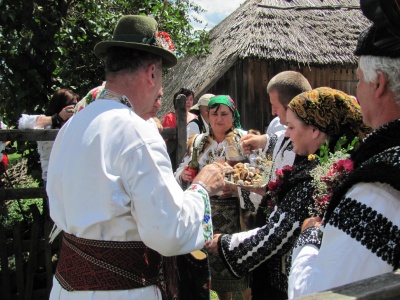 У Чернівцях на фестивалі справляли три весілля – українське, румунське та польське (ФОТО)