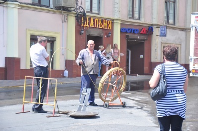 У центрі Чернівців - міні-потоп: прорвало водопровідну трубу