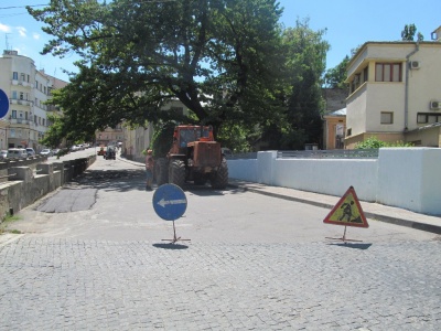 Чернівці готуються до Петрівського ярмарку – полатали вулицю Турецьку (ФОТО)