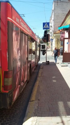 У центрі Чернівців тролейбус пошкодив світлофор, - очевидець