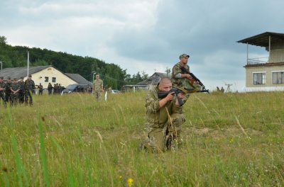 Військові навчання на Буковині: близько сотні добровольців проходять підготовку у складі підрозділу тероборони