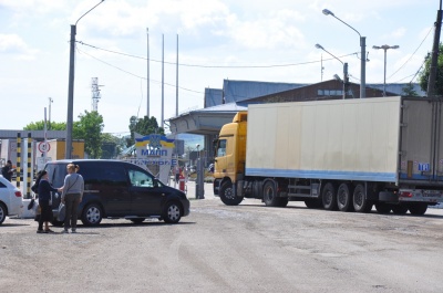 Буковинці заробляють до тисячі доларів на пальному та огірках