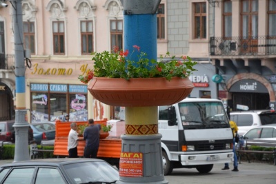 Центр Чернівців прикрасили квітами у чашах на стовпах (ФОТО)